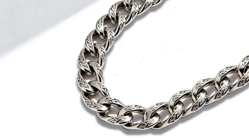 An ornamental element that complements the chain and pendant.