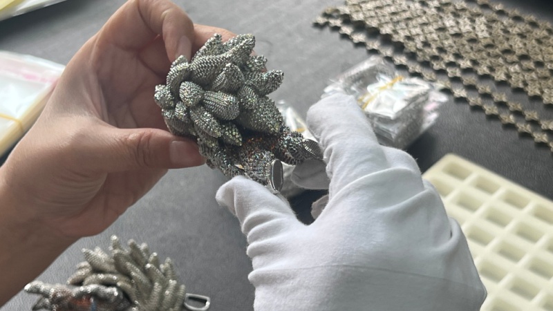 A reliable hip hop jewelry manufacturer is not defined by price alone