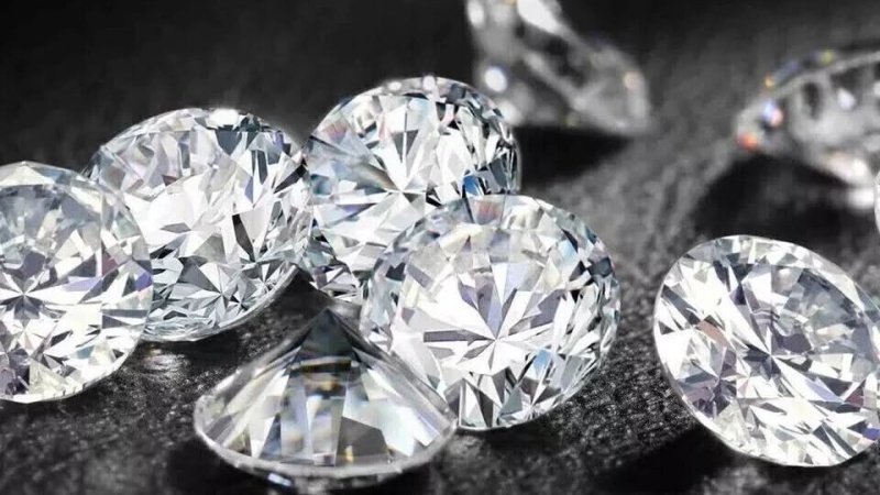 Many buyers use the term “fake diamond” to refer to every diamond alternative.