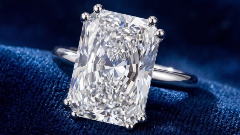 Simulants are non-diamond materials that only copy the appearance of a real diamond.