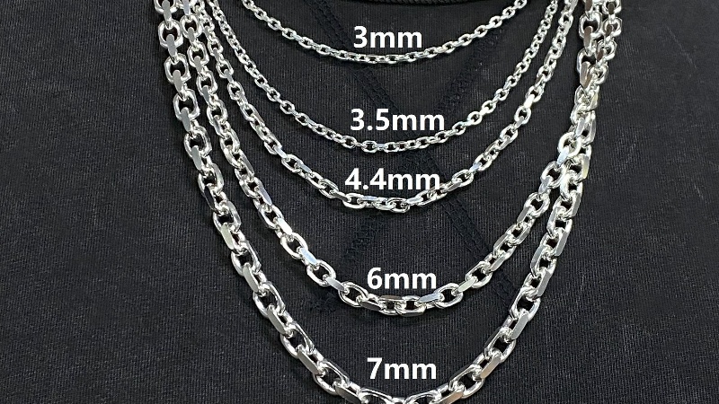 Thin chains with small pendants are one of the strongest 2026 trends. 