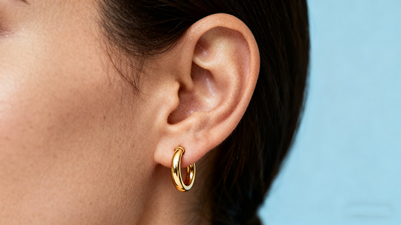 Huggie earrings are small, mini styles that only cover the earlobe