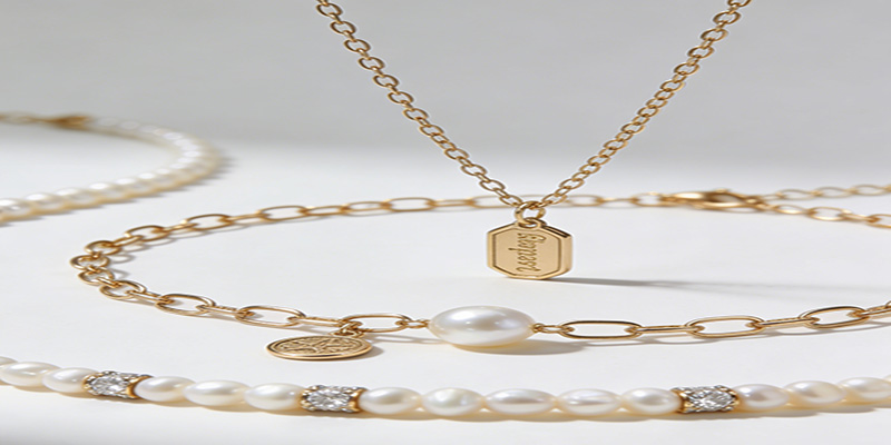 Combining a mini pearl with gold is a good choice for an elegant, sleek, clean girl look.