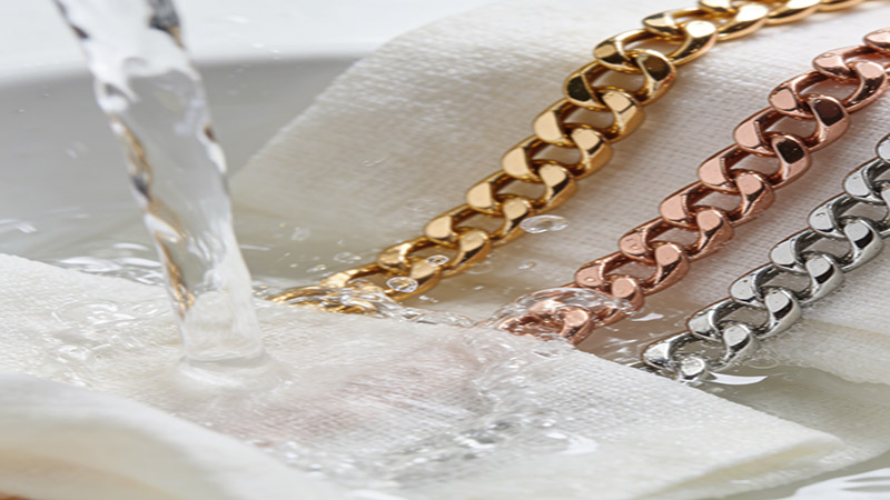 How to Clean a Figaro Chain