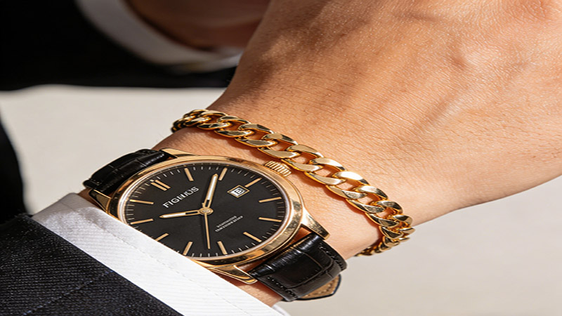 Men often purchase a smaller figaro to pair it with their watch.