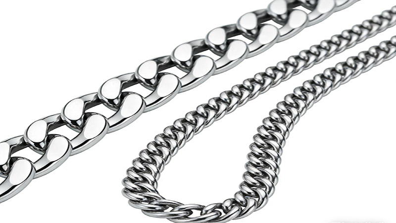 Rope chain is usually heavier when compared to figaro in the same necklace length due to its thick links.