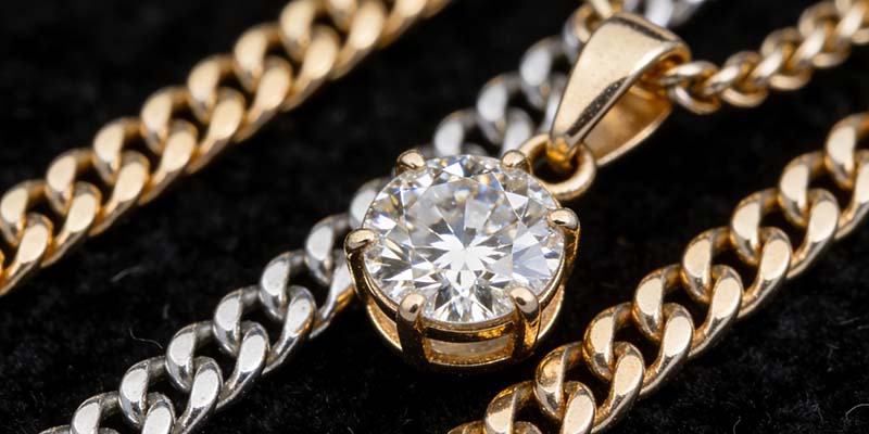 The chain carries one single diamond. You can pick a small one, for instance