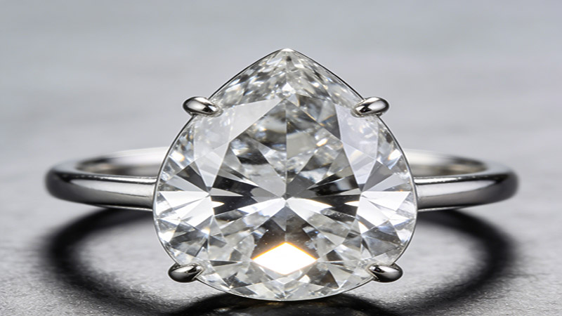 Pear-cut moissanite in engagement rings may suffer from light leakage.