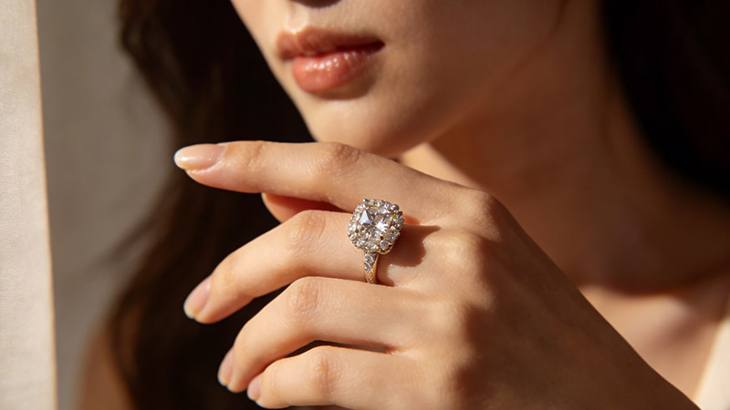 The type of ring also influences the choice of finger