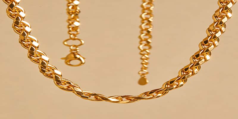 This is the secret of rope chain durability. Due to the twisted look of yellow gold, these rope chains show a blinking effect, enhancing their shiny appearance. 