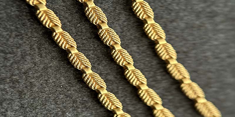 The wheat chain possesses braided oval links. These links create a textured,rope-like appearance with excellent strength.