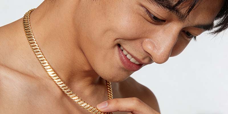 Pick the perfect men's gold chain for you today at Missjeweler .