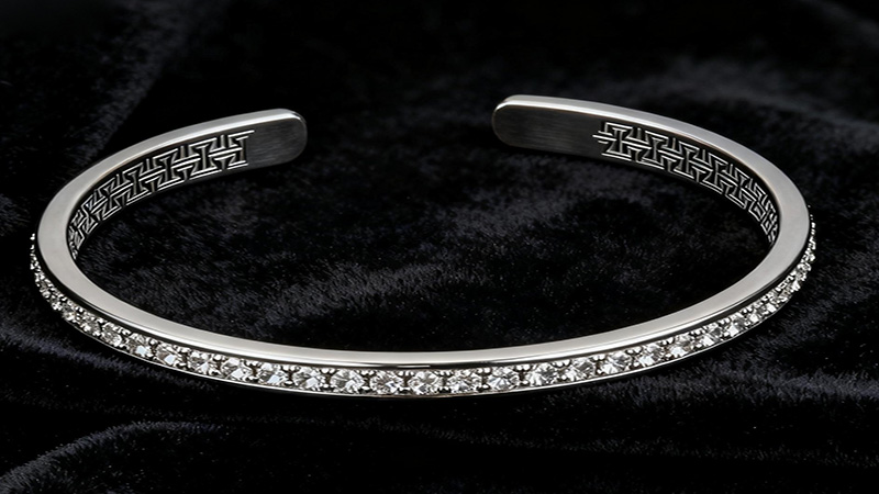 Open-ended bracelets are one of the elegant and timeless types of bracelets.