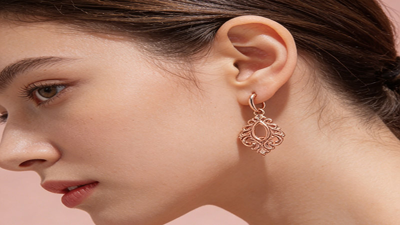 It suits people who appreciate romantic, old-school, or extraordinary jewelry designs and seek someone sophisticated yet reachable.