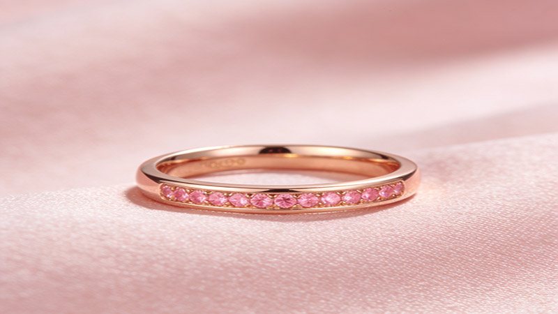 The rose gold jewelry with pinkish, romantic warm hue looks feminine. 