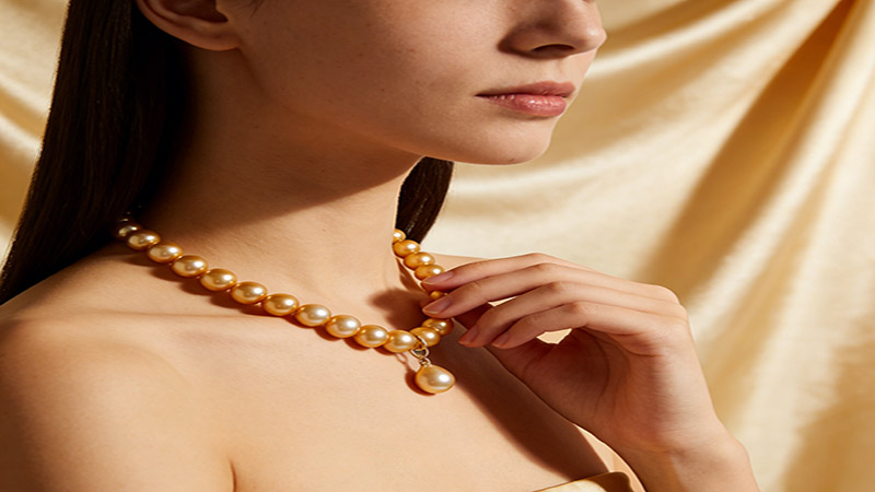 The pearl necklaces with golden pearls are a sign of wealth and prosperity