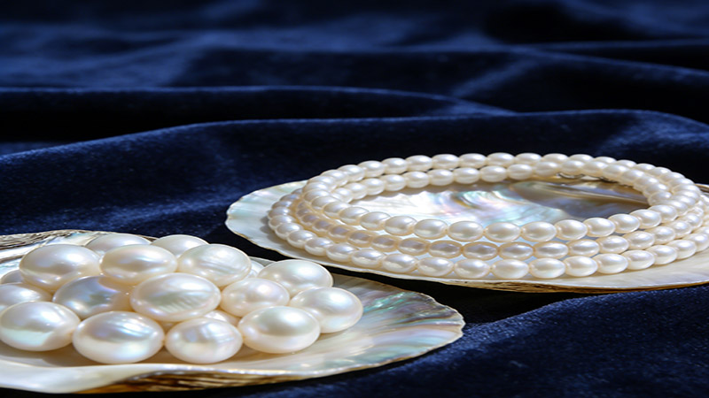 Their luminous shine makes them versatile. You can wear pearl necklaces for both everyday and formal occasions.