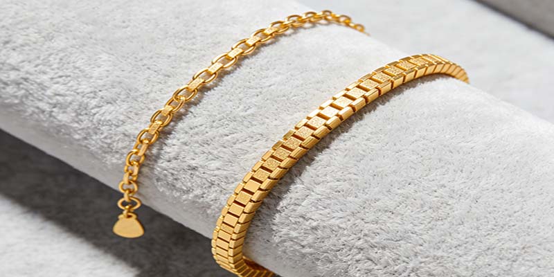 You can adorn it with your favourite gold pendants or also wear it as a charm bracelet. 