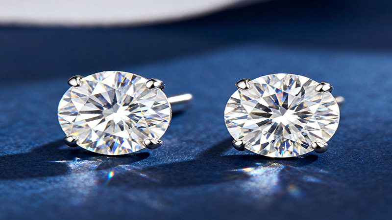 The most prominent quality of round diamonds is that they look radiant even in a minimalist look.