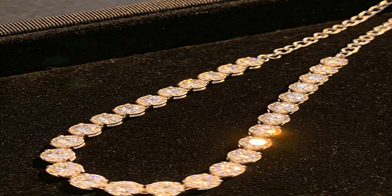 The continuous row of small diamonds on thetennis necklace gives you a perfectly elegant look.