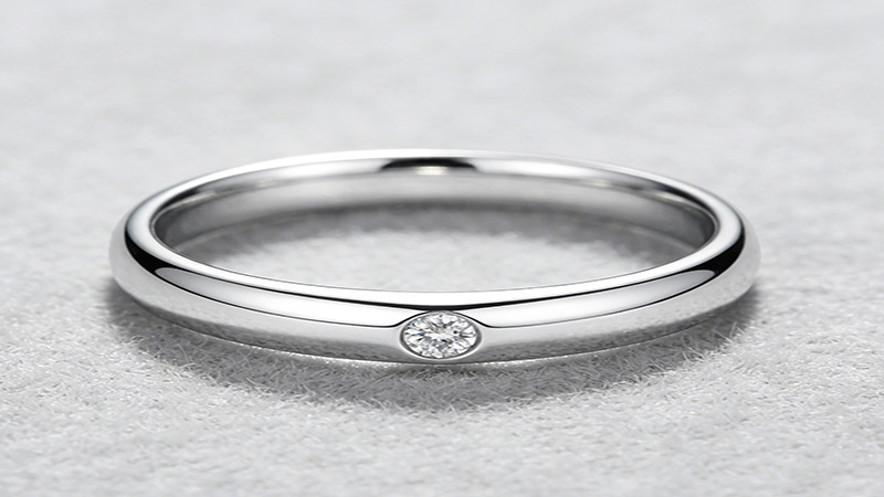 The white gold is a precious metal, mixing pure gold with other metals for modern jewelry.