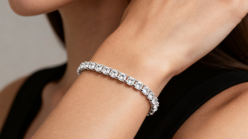 For daily wear or gifting, a weight of 3 carats is sufficient.
